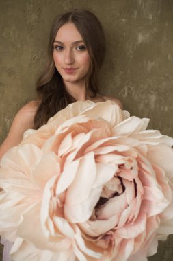 Bir buket çiçekli güzel gelin portresi 