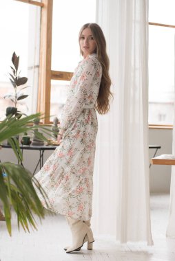 Beyaz elbiseli güzel bir kadın. 