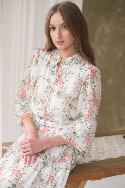 Beyaz elbiseli güzel bir kadın. 