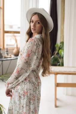 güzel bir kadın evde poz 