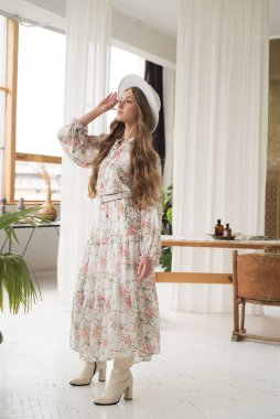 Beyaz elbiseli güzel bir kız. 