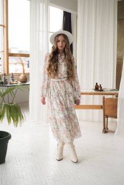 Bir şapka ile küçük kız 