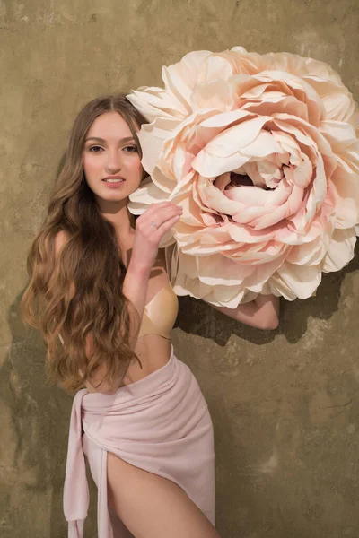 Retrato Uma Mulher Bonita Vestido Rosa Com Uma Flor Seu — Fotografia de Stock