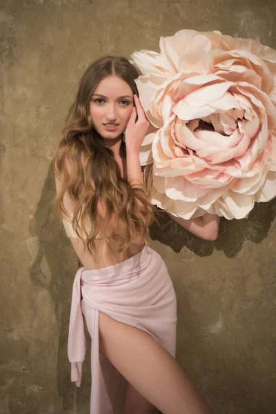 Mooie Jonge Vrouw Met Lang Haar Poseren Roze Pioen — Stockfoto