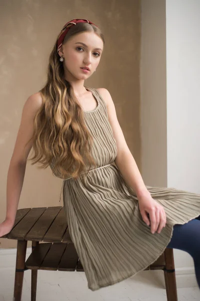 Stüdyoda Poz Veren Uzun Saçlı Güzel Bir Genç Kadın — Stok fotoğraf
