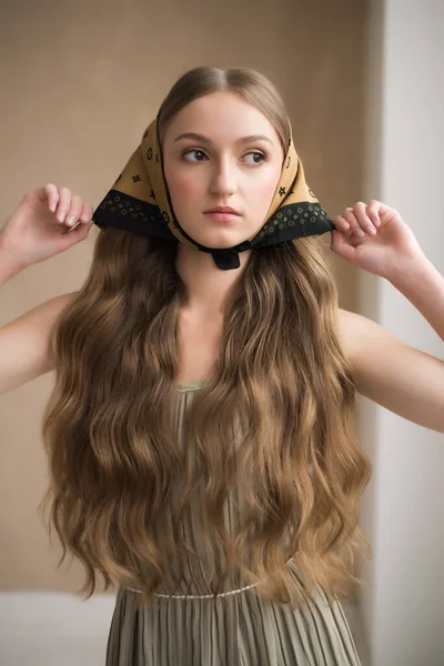 Красивая Девушка Бигудями Волос Студия Съемки — стоковое фото