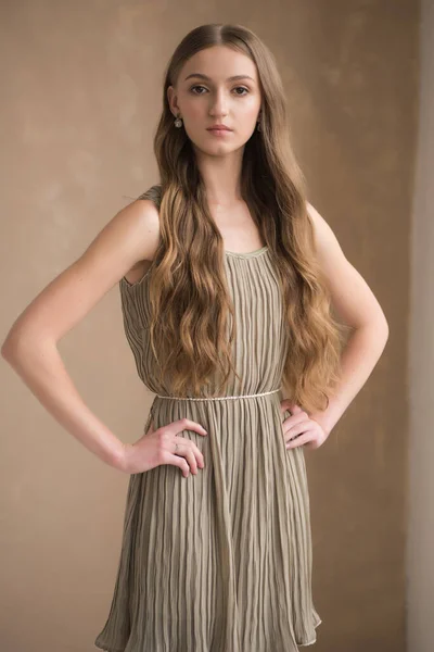 Studio Shot Της Νεαρής Όμορφης Γυναίκας Φορώντας Καφέ Φόρεμα — Φωτογραφία Αρχείου