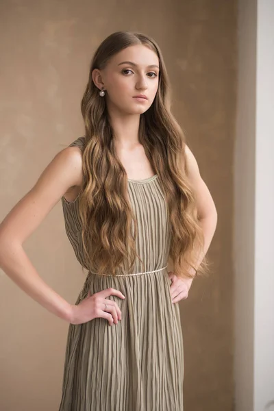 Schöne Junge Frau Mit Langen Haaren Posiert Studio — Stockfoto