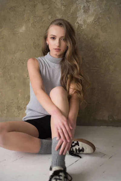 Krásná Dívka Stojí Zdi Bílých Cihel — Stock fotografie
