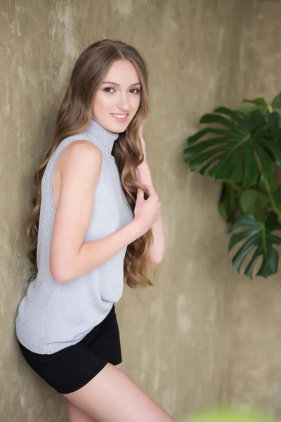 Mooi Meisje Met Lang Blond Haar Poseren Buurt Van Muur — Stockfoto