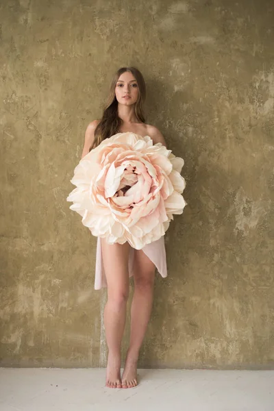 Çiçekli Bir Elbise Içinde Güzel Bir Genç Kadın — Stok fotoğraf