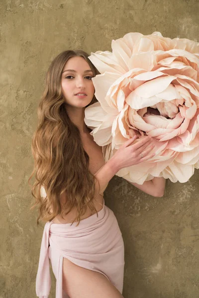 Fiatal Gyönyörű Lány Pózol Egy Rózsaszín Ruha — Stock Fotó