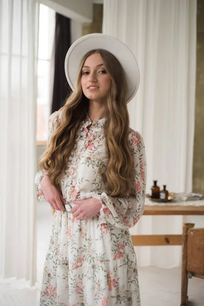 Όμορφη Νεαρή Γυναίκα Ένα Λευκό Φόρεμα Και Καπέλο — Φωτογραφία Αρχείου
