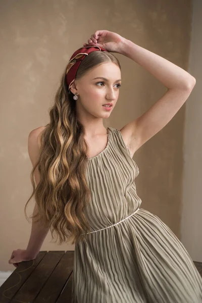 Portret Pięknej Młodej Kobiety Sukience — Zdjęcie stockowe