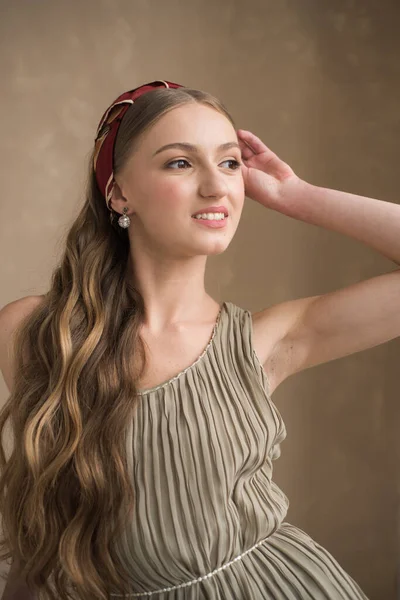 Mooie Jonge Vrouw Met Lang Golvend Haar Make — Stockfoto