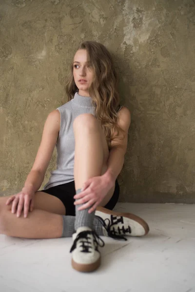 Güzel Genç Bayan Yerde Oturuyor — Stok fotoğraf