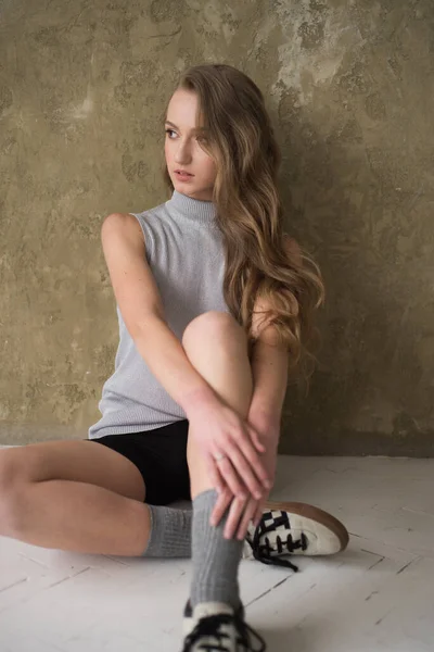 Jonge Vrouw Met Lang Blond Haar Poseren Studio — Stockfoto