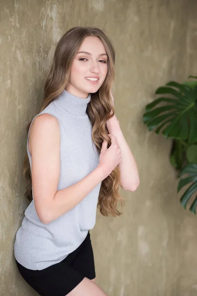 Joven Hermosa Mujer Suéter Gris Una Falda Posando Cerca Ventana —  Fotos de Stock