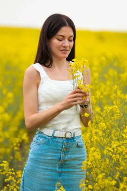 Bir buket çiçekli kadın 