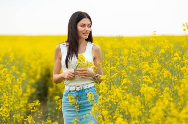 kolza tohumu alan kadın 