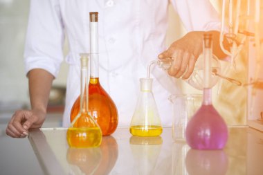 Laboratuvarda çalışan bilim adamı. 