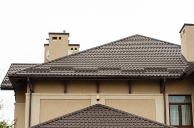 Kahverengi kiremitli çatı. 