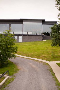 Şehirde modern bir ev.