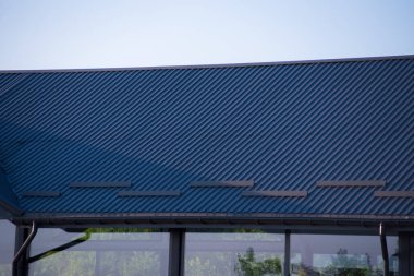 Binanın metal kaplama çatısı