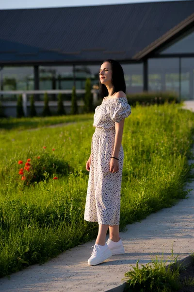 Młoda Kobieta Białej Sukience Parku — Zdjęcie stockowe