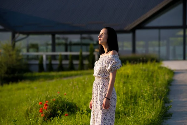 Porträt Einer Frau Weißen Kleid — Stockfoto