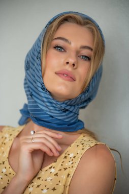 Modaya uygun mavi eşarplı güzel bir kızın portresi.