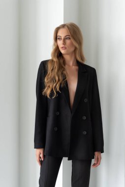 Siyah takım elbiseli genç kadın.