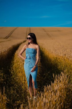 Buğday tarlasında güzel bir kız