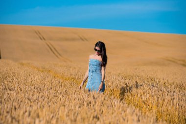 Bir buket buğdaylı kız.