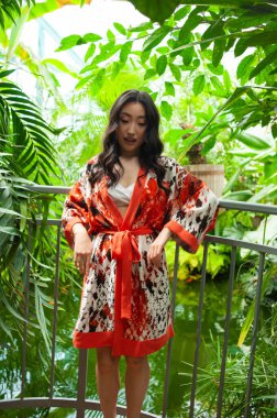 Güzel Asyalı kadın portresi. Rahatlayın. Rahatlayın.