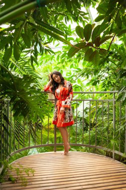 Serada poz veren güzel esmer bir kadın.