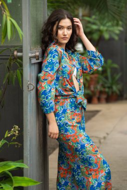 Güzel mavi elbiseli genç ve güzel bir kadın.