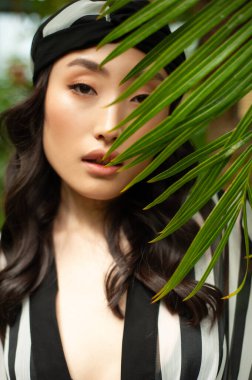  Siyah beyaz çizgili bir kadın ve siyah beyaz çizgili bir şapka.