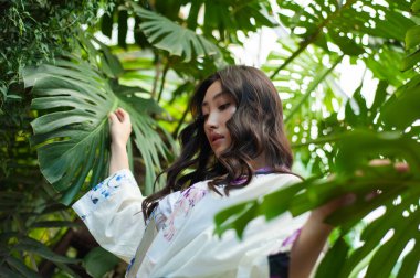 Bahçedeki güzel Asyalı kadının portresi, Tayland