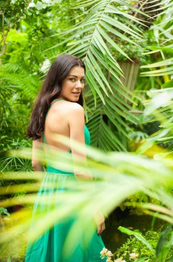 Genç ve çekici bir kadın tropikal ormanda