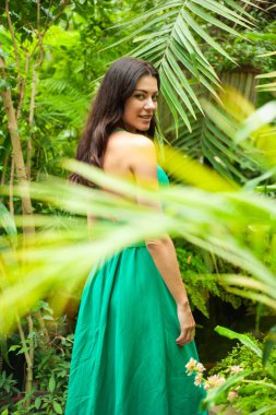 Yeşil ormandaki kadın