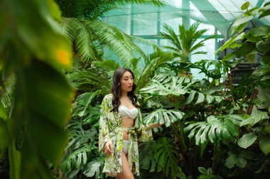 Tropik bir ormanda genç bir kadın