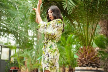 Asyalı kadın palmiyesiyle dans ediyor