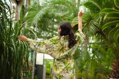 Serada poz veren genç bir kız