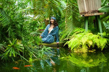 Tropik bir ormanda genç bir kadın