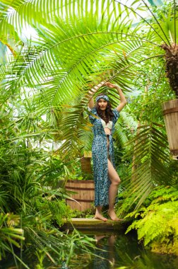 Ormandaki genç kadın