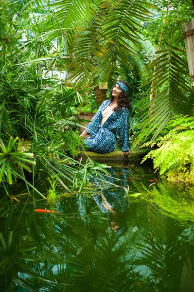 Mujer Con Cabello Castaño Largo Ojos Azules Jardín Verde Con — Foto de Stock