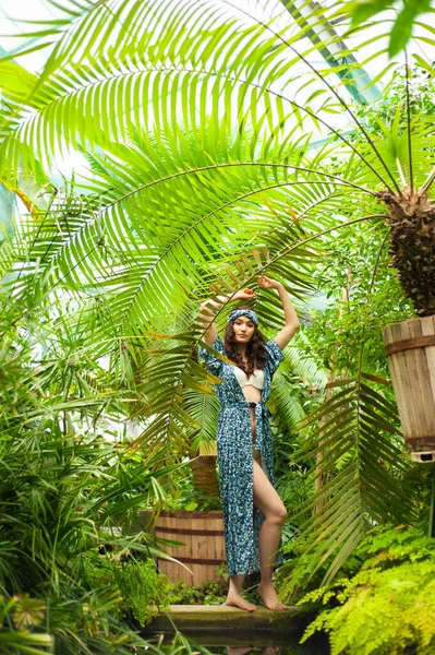 Красива Дівчина Зеленій Сукні Капелюхом Квітами Жінка Позує Тропічних Джунглях — стокове фото