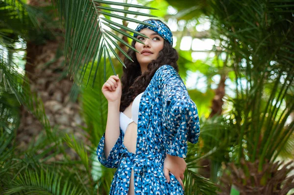 Жінка Блакитній Сукні Капелюсі Тропічному Острові — стокове фото