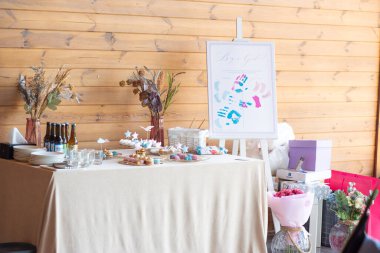 Cinsiyet partisi dekorasyonları. Bebek partisi.